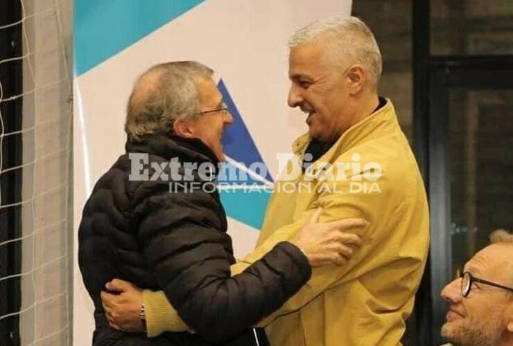 Imagen de 25 a&ntilde;os del proyecto Tiburones: Nizar Esper gestion&oacute; fondos para la realizaci&oacute;n del nuevo libro