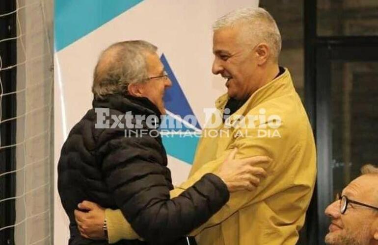 Imagen de 25 a&ntilde;os del proyecto Tiburones: Nizar Esper gestion&oacute; fondos para la realizaci&oacute;n del nuevo libro