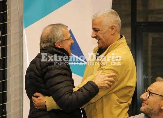 Imagen de 25 a&ntilde;os del proyecto Tiburones: Nizar Esper gestion&oacute; fondos para la realizaci&oacute;n del nuevo libro
