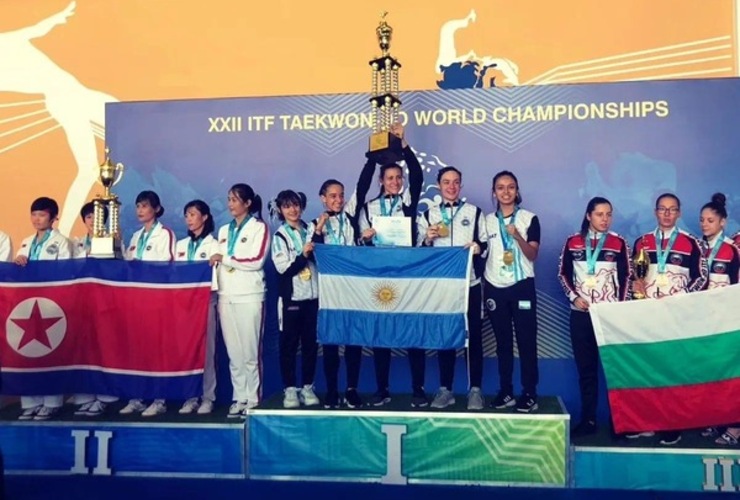 Imagen de Medallas y trofeo para Lucila Coletta y Fermín Rodríguez en el Mundial de Kazajistán.