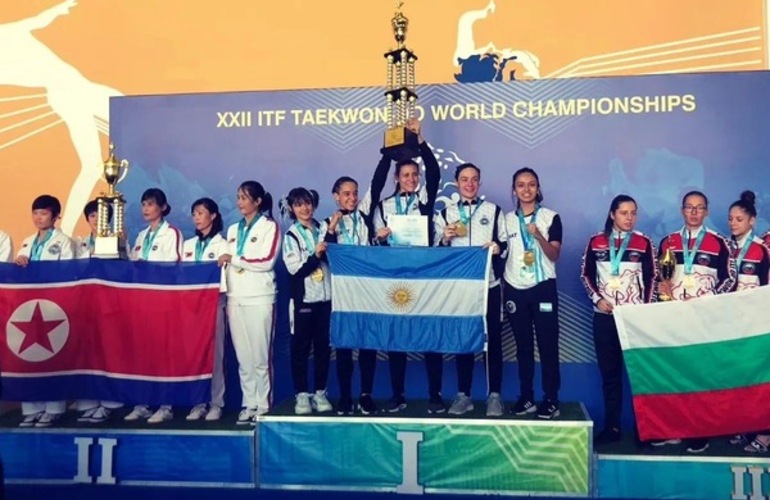 Imagen de Medallas y trofeo para Lucila Coletta y Fermín Rodríguez en el Mundial de Kazajistán.