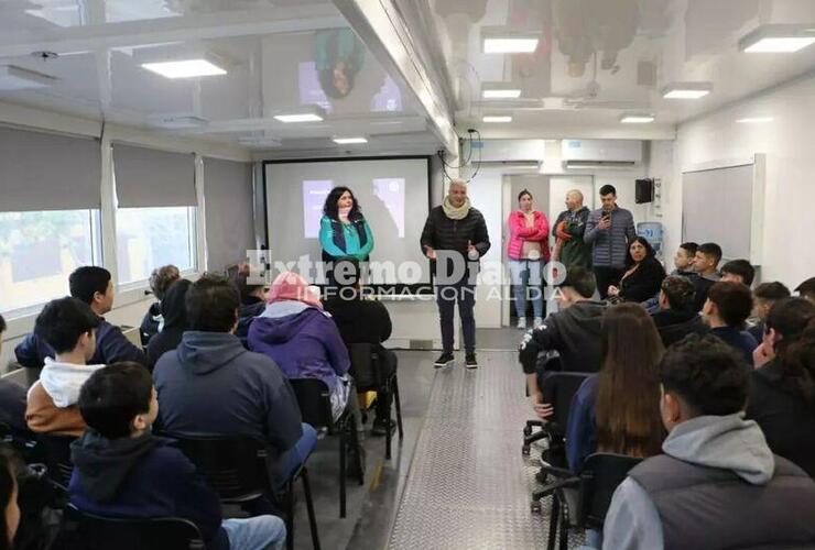 Imagen de 2700 alumnos y múltiples atenciones en la triple jornada del camión multiagencial y los talleres con escuelas secundarias