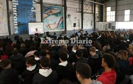 Imagen de F&uacute;tbol y Ciencia: M&aacute;s de 400 j&oacute;venes presenciaron la charla en el complejo �Los Tiburones�