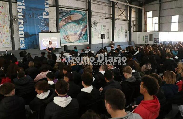 Imagen de F&uacute;tbol y Ciencia: M&aacute;s de 400 j&oacute;venes presenciaron la charla en el complejo �Los Tiburones�