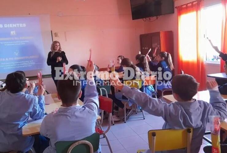 Imagen de La odontóloga Griselda Bongiovani brindó una charla en la Escuela Santa Lucía