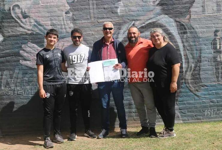 Imagen de Nizar Esper entregó aportes al patinador Vicente Bachieca para su viaje al Mundial de Alemania