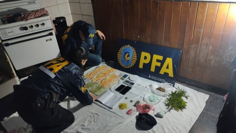Imagen de M&uacute;ltiples allanamientos contra una banda narco que operaba en zona noroeste: siete detenidos, armas y droga secuestrada