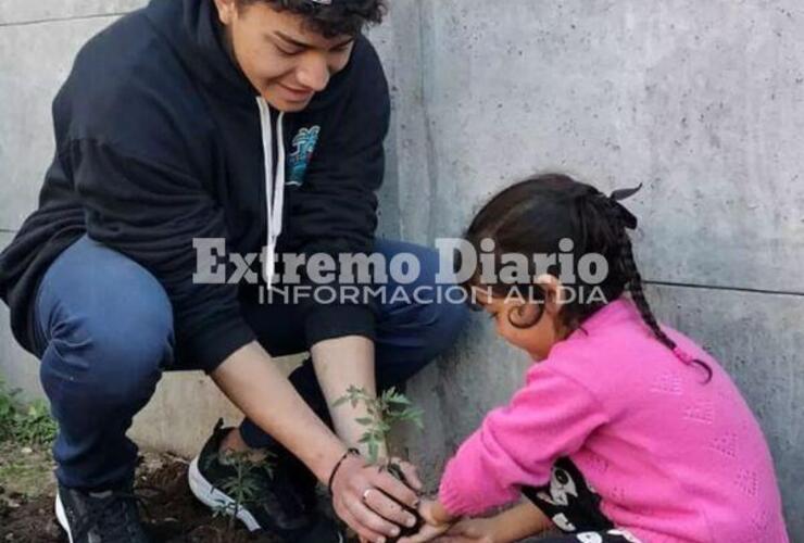 Imagen de El taller de huerta y vivero realizó trabajos junto al Centro de Cuidado Infantil