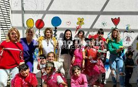 Imagen de Centro de Salud: Arte en el edificio junto a ni&ntilde;os, j&oacute;venes y adultos