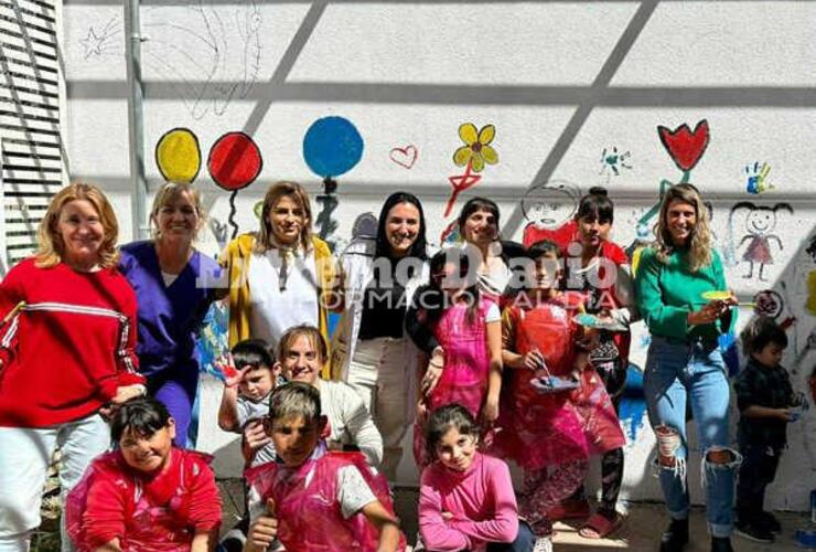 Imagen de Centro de Salud: Arte en el edificio junto a niños, jóvenes y adultos