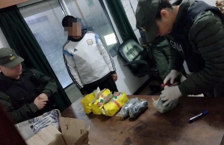 El momento en que los agentes encontraron la droga escondida entre la yerba. (Gendarmería)