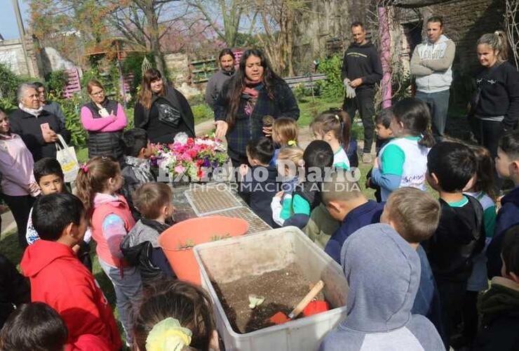 Imagen de Alumnos y docentes del Jardín El Nogal visitaron el vivero municipal