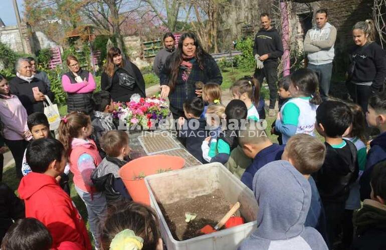 Imagen de Alumnos y docentes del Jardín El Nogal visitaron el vivero municipal