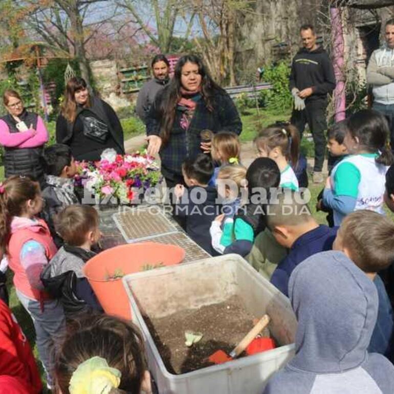 Imagen de Alumnos y docentes del Jardín El Nogal visitaron el vivero municipal