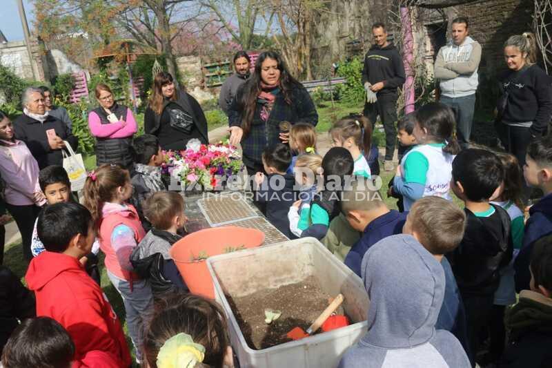 Imagen de Alumnos y docentes del Jard&iacute;n El Nogal visitaron el vivero municipal
