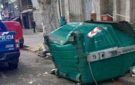 El contenedor chocado en San Martín al 3300. (X (ex Twitter)/@CaroLabayru)