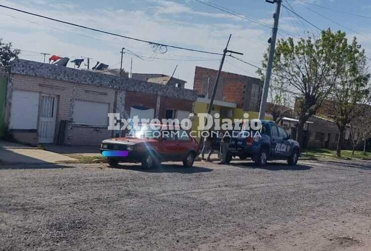 Personal policial y de la AIC trabajando en el domicilio del muchacho.