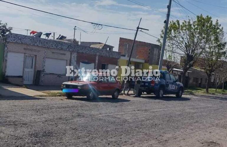 Personal policial y de la AIC trabajando en el domicilio del muchacho.