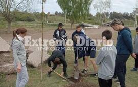 Imagen de Alumnos de la EESOPI N&deg;3007 plantaron el primer &aacute;rbol en el Club de Pescadores