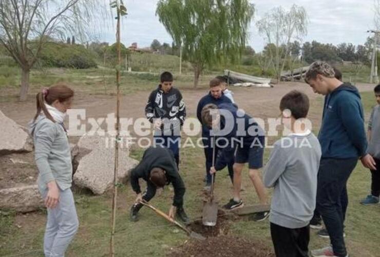 Imagen de Alumnos de la EESOPI N°3007 plantaron el primer árbol en el Club de Pescadores