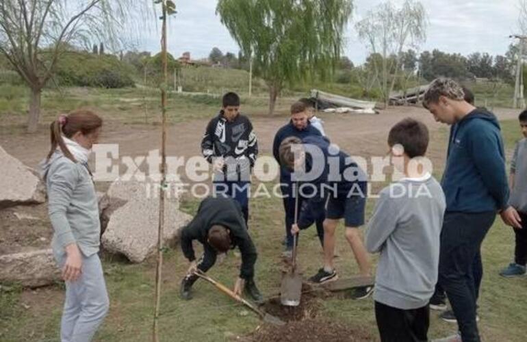 Imagen de Alumnos de la EESOPI N&deg;3007 plantaron el primer &aacute;rbol en el Club de Pescadores