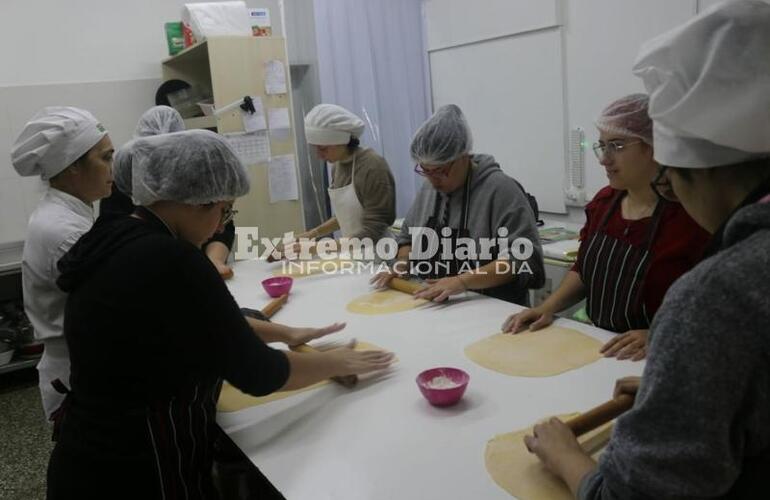 Imagen de El curso de cocina y pasteler&iacute;a del programa Santa Fe M&aacute;s realiz&oacute; pastas
