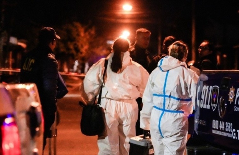 La Policía trabajaba este martes a la noche en zona sur. (Ana Isla/Rosario3)