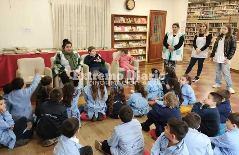 Imagen de Jornada en la Biblioteca con las alumnas del Profesorado San Miguel