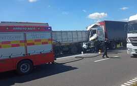 Imagen de Colisi&oacute;n entre camiones en autopista