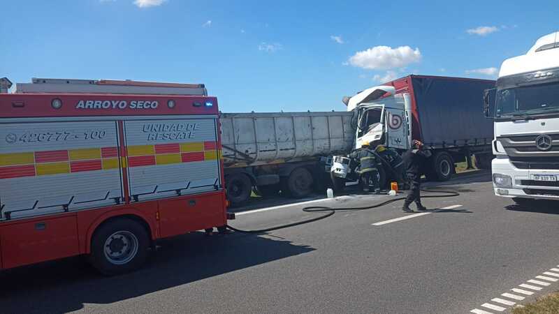 Imagen de Colisi&oacute;n entre camiones en autopista