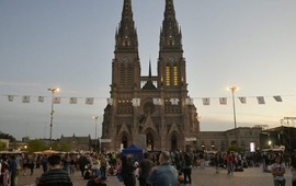 Imagen de Miles de peregrinos llegaron a la Bas&iacute;lica de Luj&aacute;n para manifestar su fe