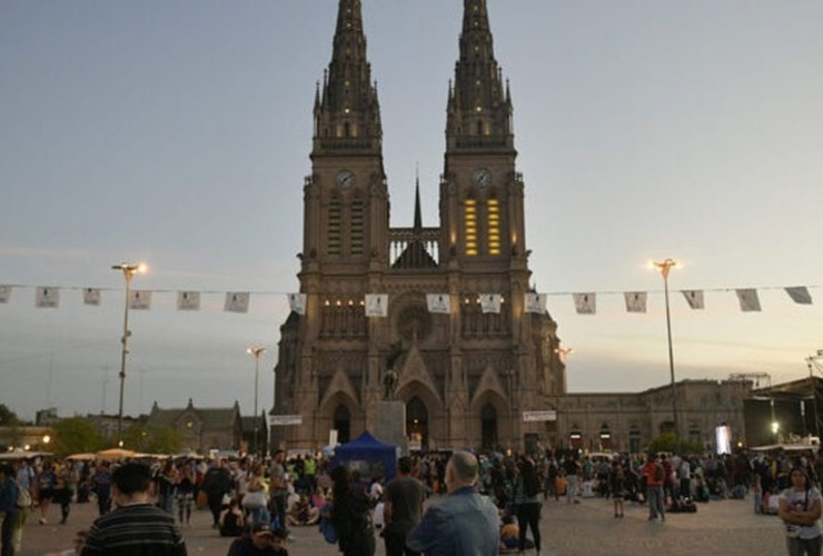 Imagen de Miles de peregrinos llegaron a la Basílica de Luján para manifestar su fe