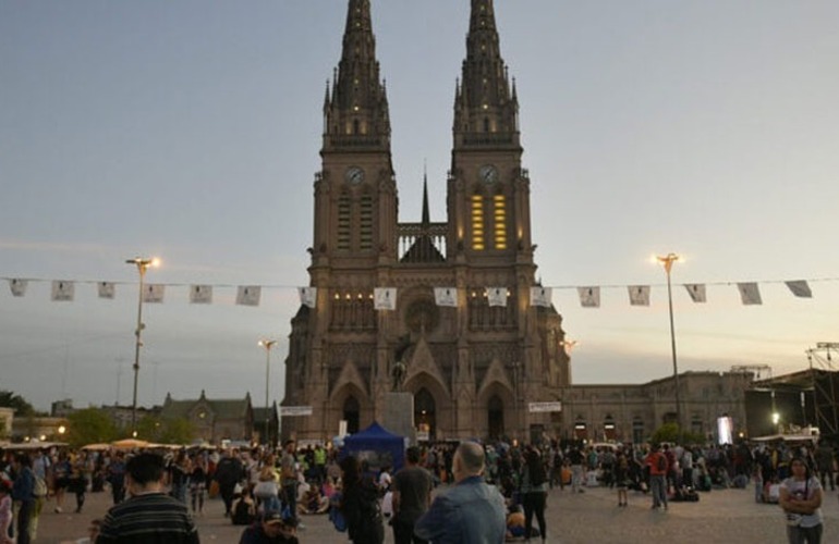 Imagen de Miles de peregrinos llegaron a la Basílica de Luján para manifestar su fe