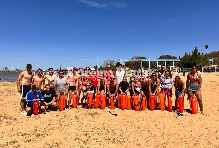 Imagen de Primera clase en aguas abiertas para los estudiantes del curso de guardavidas municipal