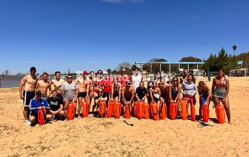 Imagen de Primera clase en aguas abiertas para los estudiantes del curso de guardavidas municipal