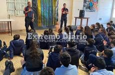 Imagen de Bomberos voluntarios dieron una charla en la Escuela Santa Lucía