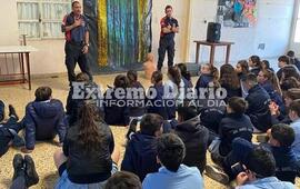 Imagen de Bomberos voluntarios dieron una charla en la Escuela Santa Luc&iacute;a