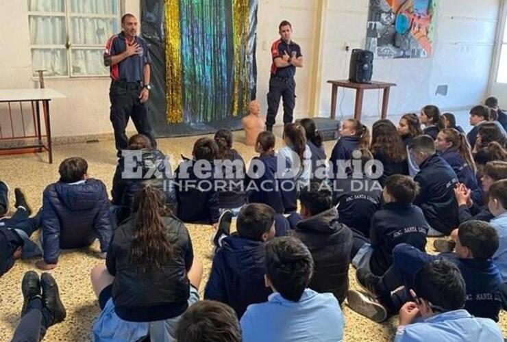 Imagen de Bomberos voluntarios dieron una charla en la Escuela Santa Lucía