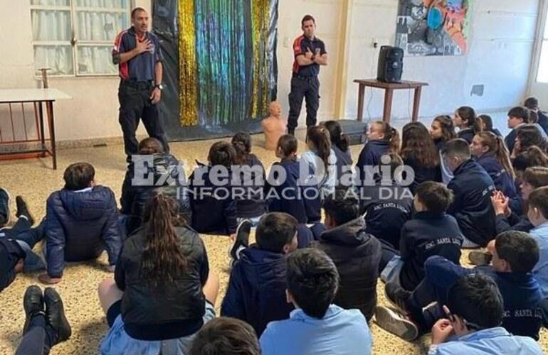 Imagen de Bomberos voluntarios dieron una charla en la Escuela Santa Luc&iacute;a