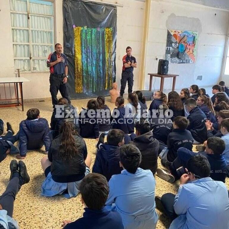 Imagen de Bomberos voluntarios dieron una charla en la Escuela Santa Lucía