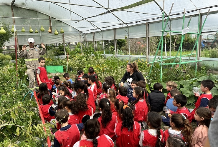 Imagen de Alumnos del Jard&iacute;n de Infantes de la Escuela 'Juan Larrea' visitaron el Vivero Comunal.