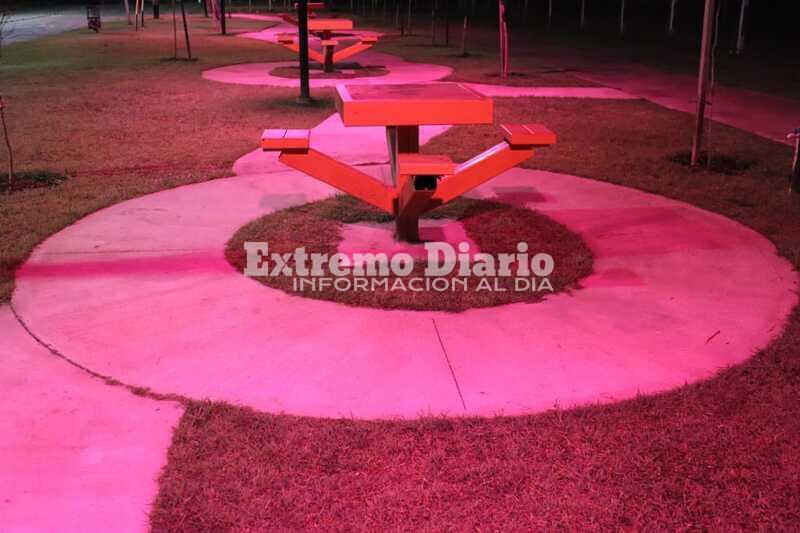 Imagen de Mes Rosa: Fighiera ilumin&oacute; edificios y espacios p&uacute;blicos