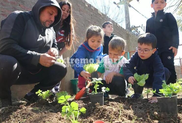 Imagen de El vivero municipal colaboró con la huerta de los niños del Jardín El Nogal