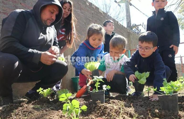 Imagen de El vivero municipal colaboró con la huerta de los niños del Jardín El Nogal