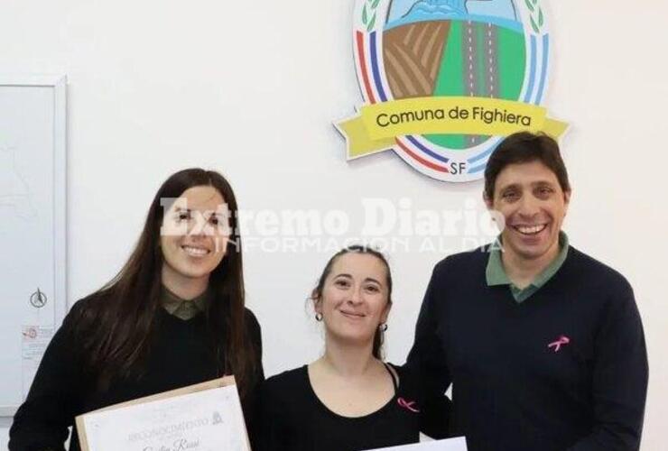 Imagen de La Comuna de Fighiera le entregó un aporte económico a la artista Cecilia Rossi