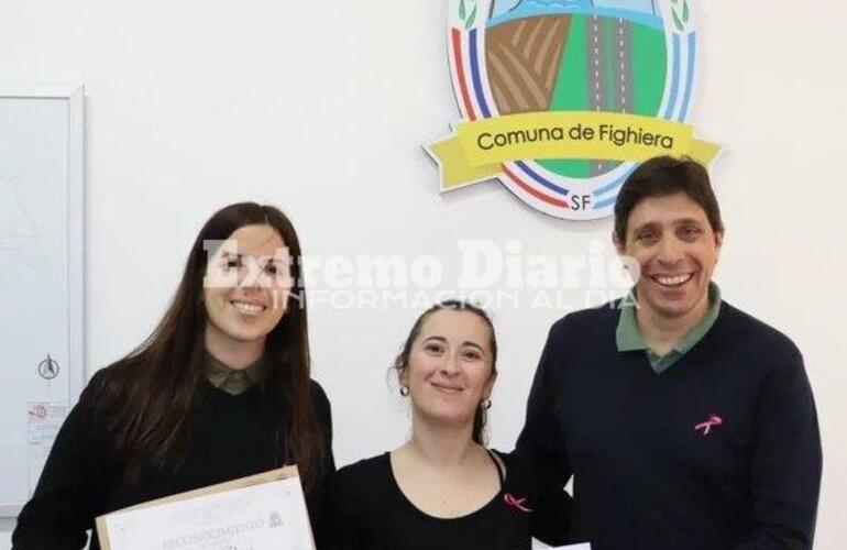 Imagen de La Comuna de Fighiera le entregó un aporte económico a la artista Cecilia Rossi