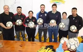 Imagen de La Comuna de Fighiera entreg&oacute; elementos de entrenamiento para el f&uacute;tbol femenino local