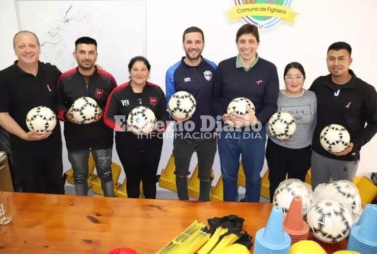 Imagen de La Comuna de Fighiera entregó elementos de entrenamiento para el fútbol femenino local