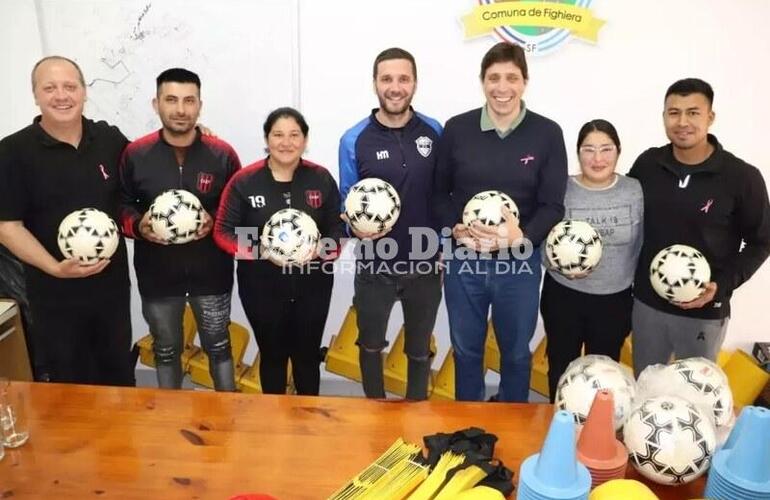 Imagen de La Comuna de Fighiera entregó elementos de entrenamiento para el fútbol femenino local