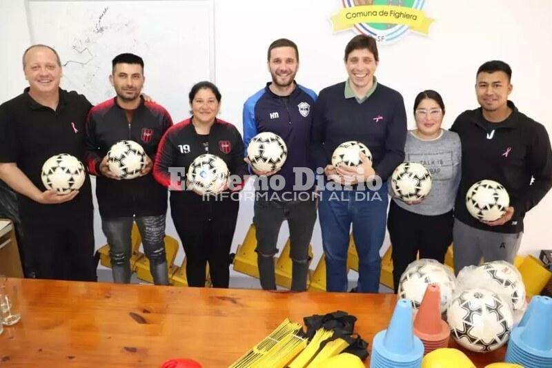 Imagen de La Comuna de Fighiera entreg&oacute; elementos de entrenamiento para el f&uacute;tbol femenino local